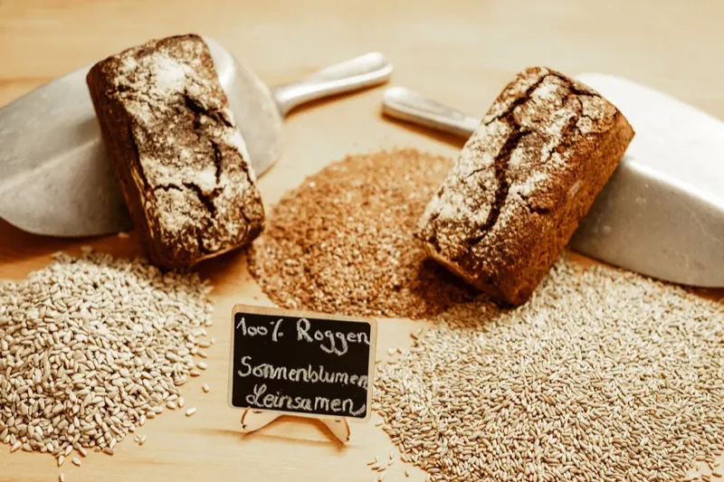 Roggenbrot mit Sonnenblumenkernen und Leinsaat