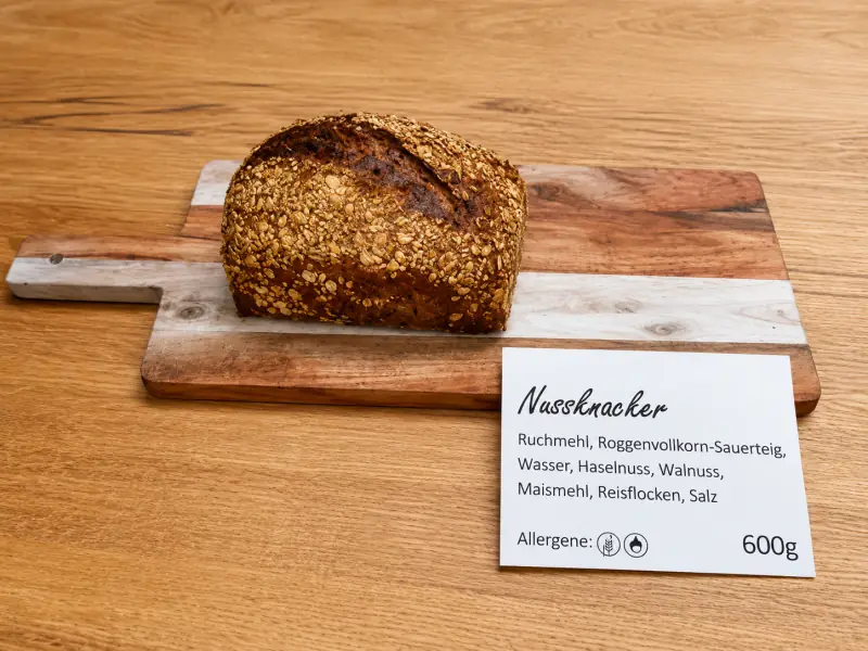 Nussknacker Brot mit Haselnuss und Walnuss